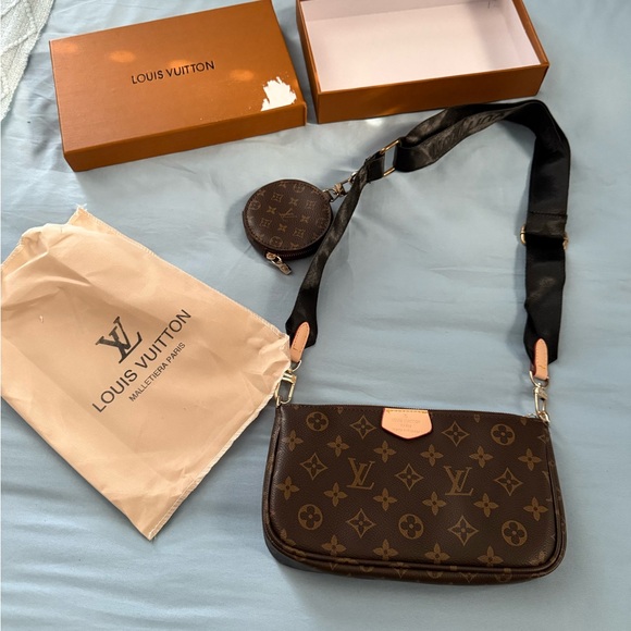 Louis Vuitton Gold and Brown Monogram Clasp - Picture 2 of 4